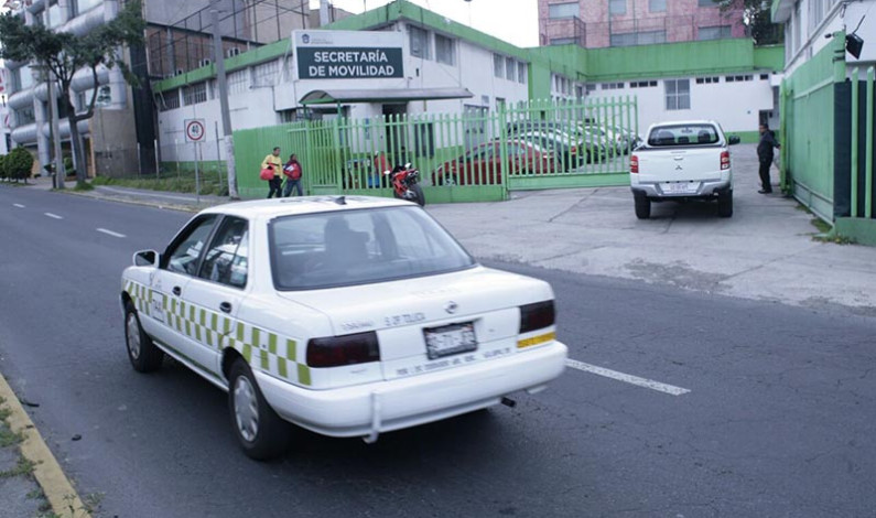 Operadores de taxis “colectivos” protestan porque les aplican la ley