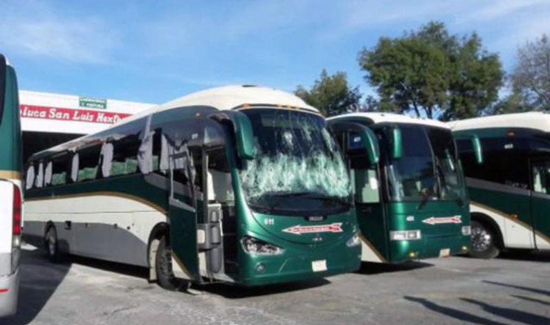 Secuestran alumnos de Normal de Tenería otros 14 autobuses de Flecha Roja