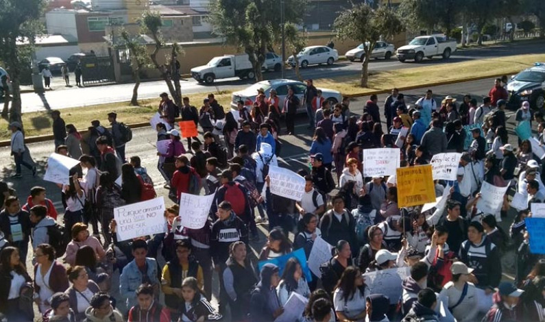 Marchan alumnos para exigir justicia a estudiante atropellado