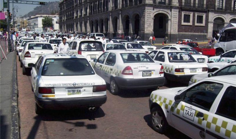 Vencen taxistas a Martínez Carbajal