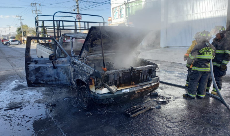 Se incendia camioneta en la colonia El Parque, de Toluca
