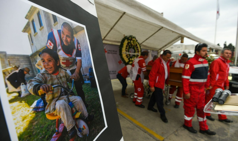 Rinde Cruz Roja Mexicana sentida despedida a Mario Colín Martínez