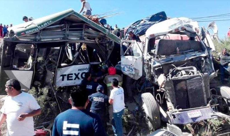 Siguen internadas dos personas por accidente de autobuses en Tepetlaoxtoc