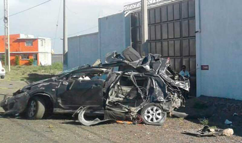 Muere hombre al volcar vehículo en carretera Toluca-Atlacomulco