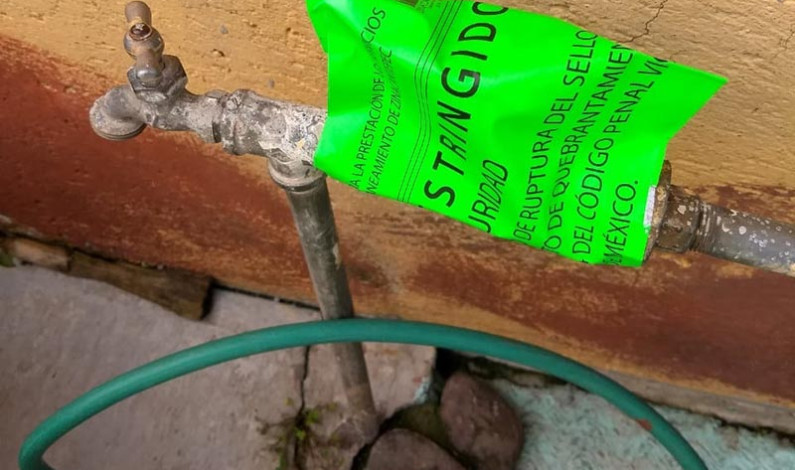 Cobran más por reconectar el agua que lo que deben vecinos de Zinacantepec