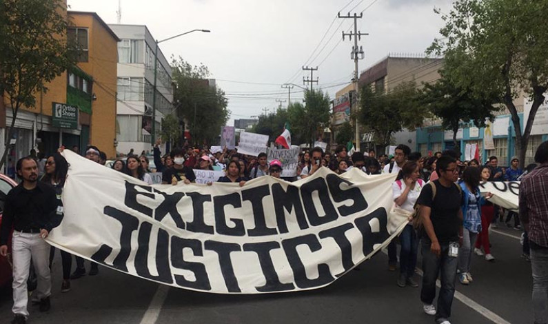 ¡Justicia! Reclaman estudiantes de UAEM y abarrotan calles de Toluca