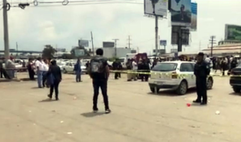 A balazos disputan base de taxis; un muerto y dos heridos de bala
