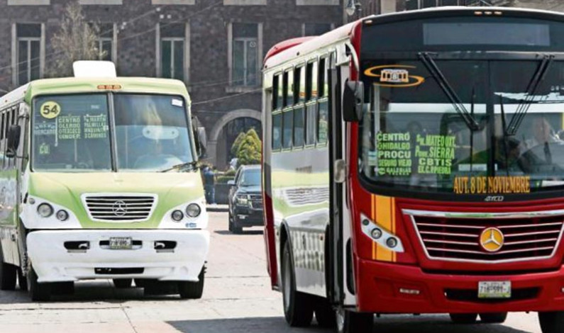 Denuncian exceso de unidades de transporte público en Toluca
