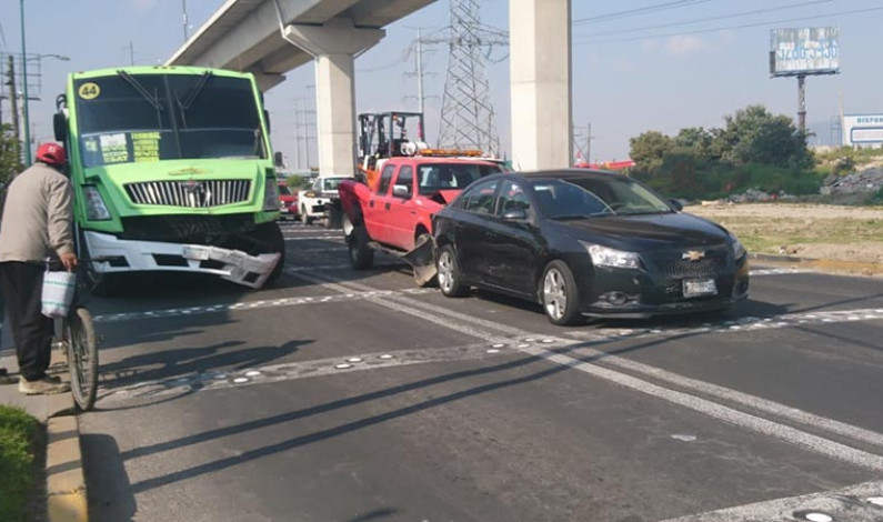 Causa transporte público daños a cuatro vehículos; genera caos vial en Las Torres