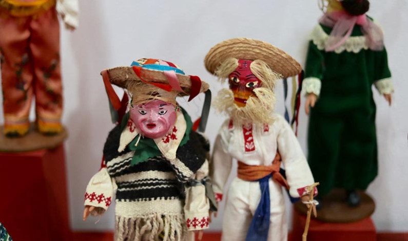 Exponen riqueza cultural de vestidos tradicionales mexiquenses