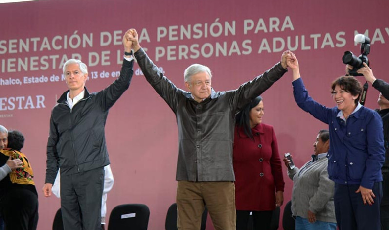 Entregan AMLO y Del Mazo primeras pensiones a adultos mayores