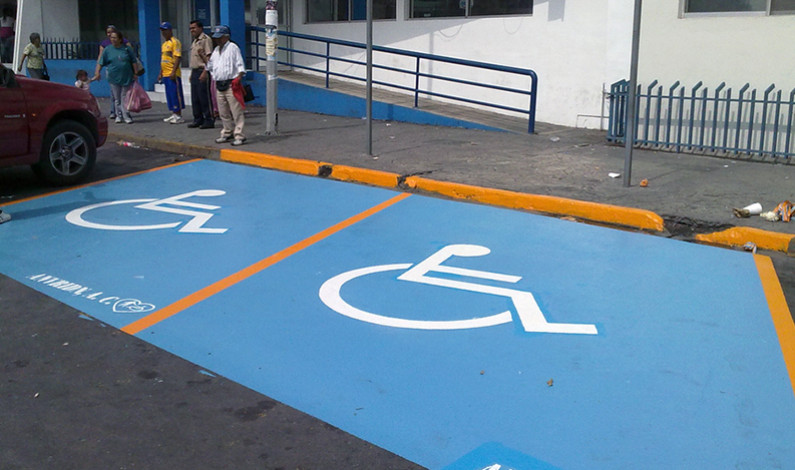 Regula Legislatura cajones de estacionamiento para personas con discapacidad