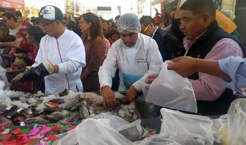 Regalan casi media tonelada de pescado en San Luis Mextepec