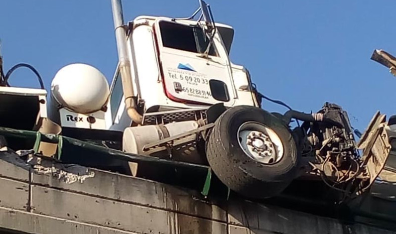 Genera grave conflicto vial camión-revolvedora que estuvo a punto de caer de puente vehicular