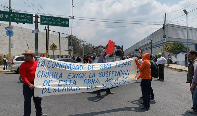 Bloquean carretera en rechazo a construcción de fraccionamiento en Ocoyoacac