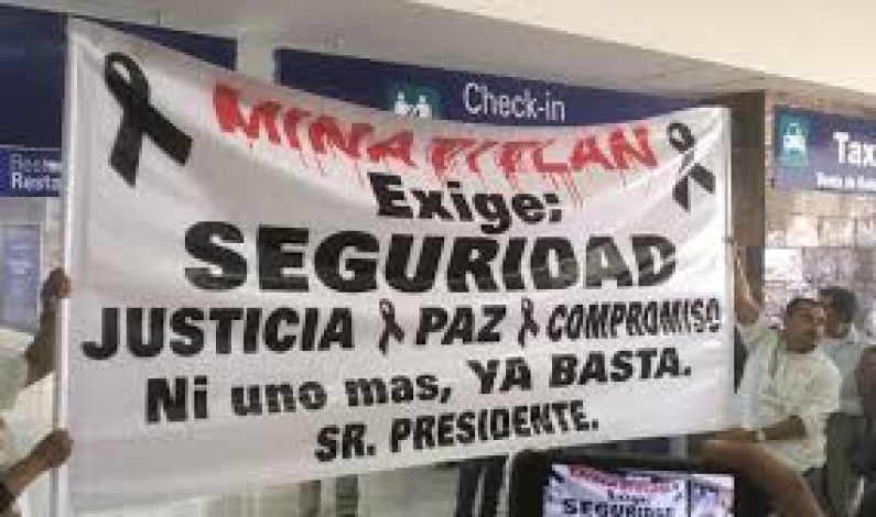 Pobladores de Minatitlán reciben a AMLO “con gritos” exigiendo justicia