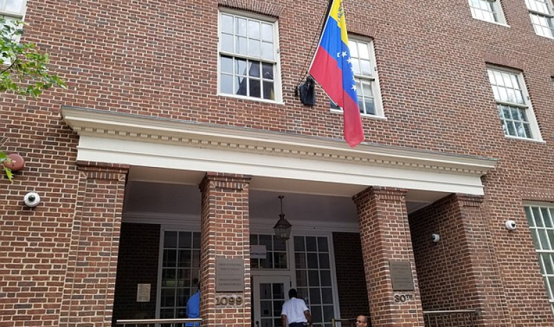 Desaloja policía embajada de Venezuela en Estados Unidos