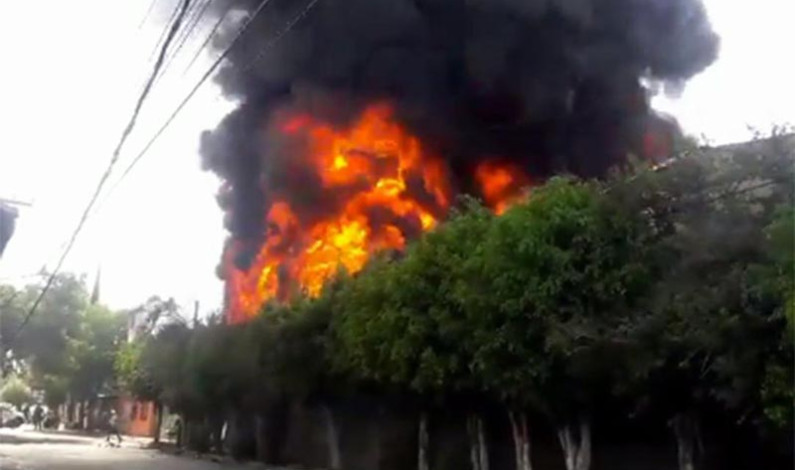Arroja dos lesionados fuerte incendio en Ecatepec