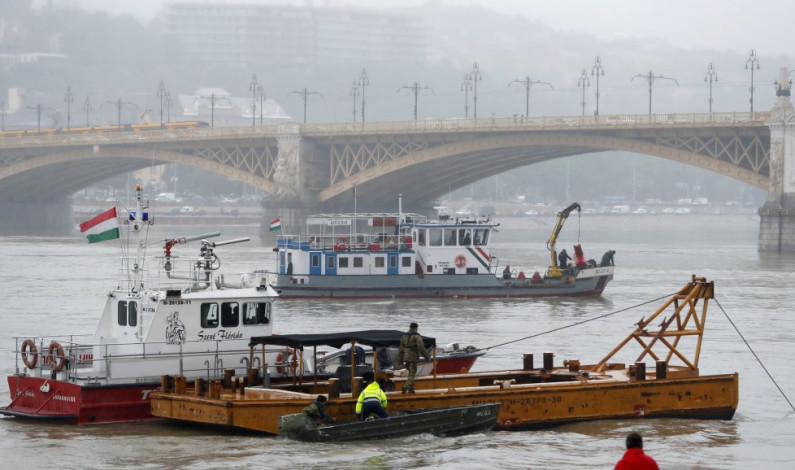 Naufraga barco turístico en el río Danubio