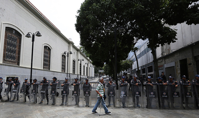 Desalojan parlamento de Venezuela por amenaza de bomba