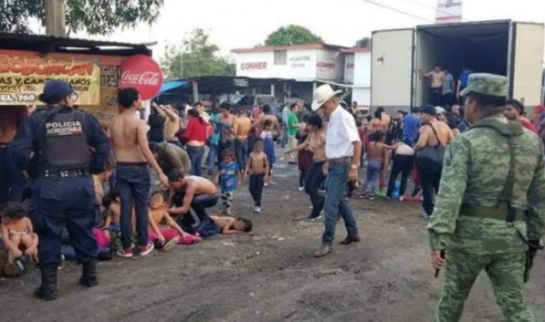 Rescatan a más de cien migrantes encerrados en una caja de tráiler en Veracruz