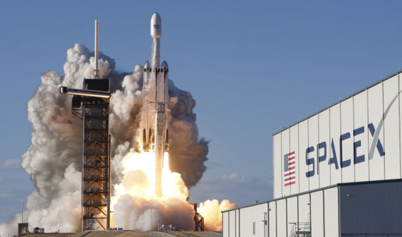 Lanza SpaceX al espacio cohete “Falcon Heavy” con 24 satélites