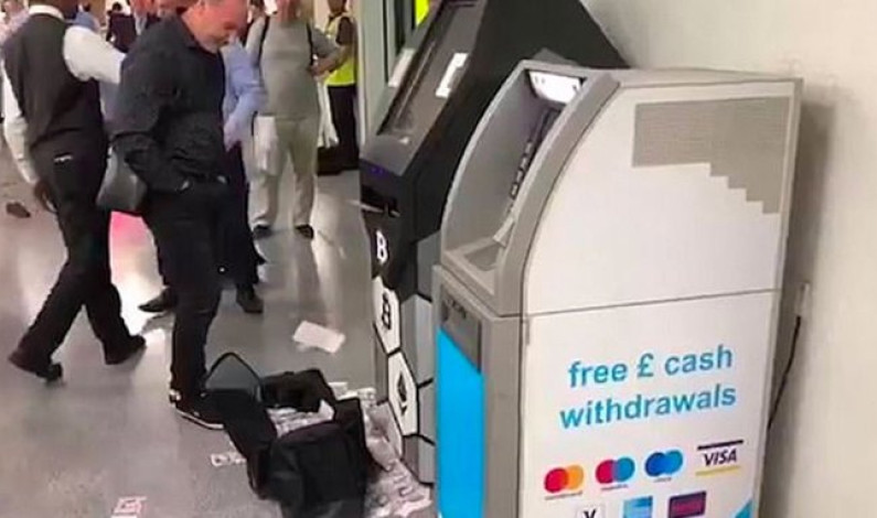 Expulsa cajero automático decenas de billetes en estación del Metro