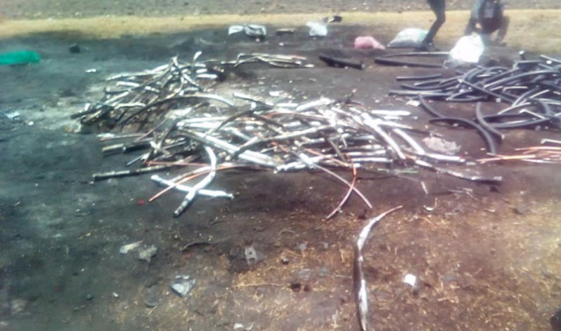 Denuncian quema de cable robado en Tlachaloya para extraer cobre