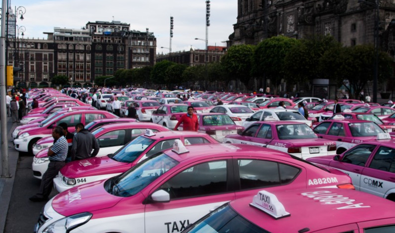 Retiran plantón taxistas; amenazan con regresar si no hay acuerdo con Gobernación