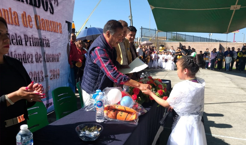 Clausura alcalde ciclo escolar en escuelas de Almoloya de Juárez