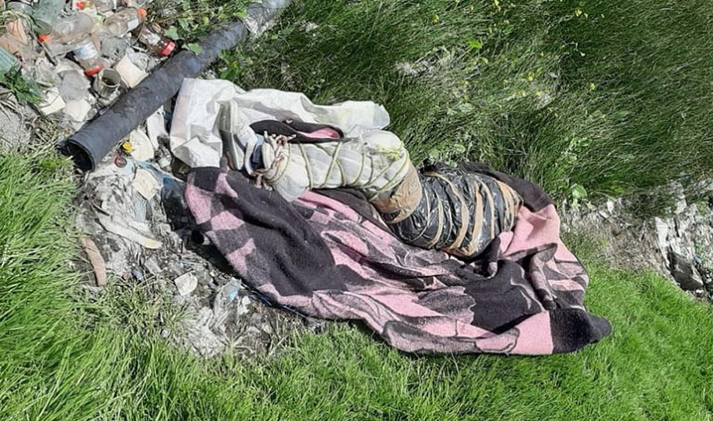 Maniatado, encobijado y embolsado, localizan cadáver en Zinacantepec