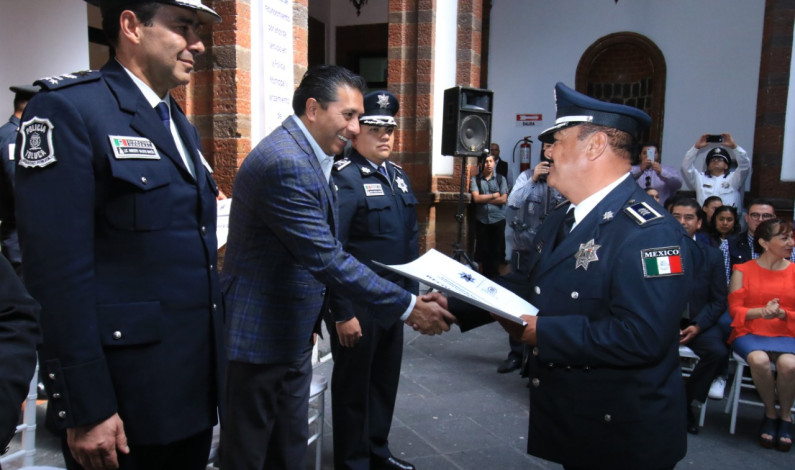 Reconocen los años brindados por policías de Toluca al servicio de la sociedad