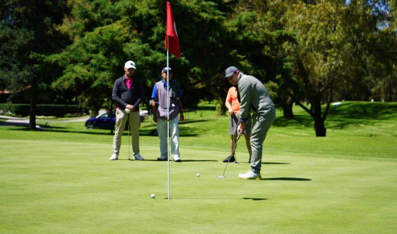 Juegan golf en Metepec por becas para niños y adolescentes