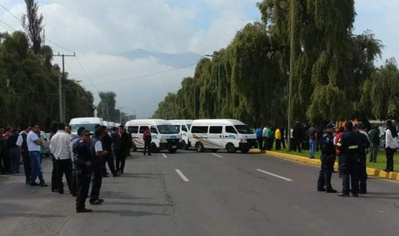 Combaten operación de taxis colectivos en Valle de Toluca