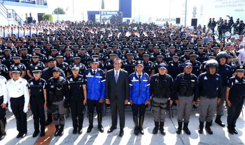 Entregan uniformes inteligentes a policías de Toluca