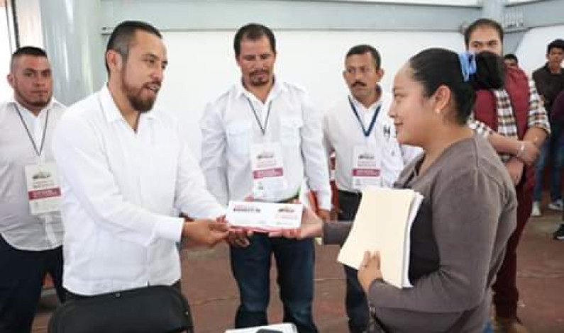 Reciben estudiantes de Temascaltepec becas Benito Juárez