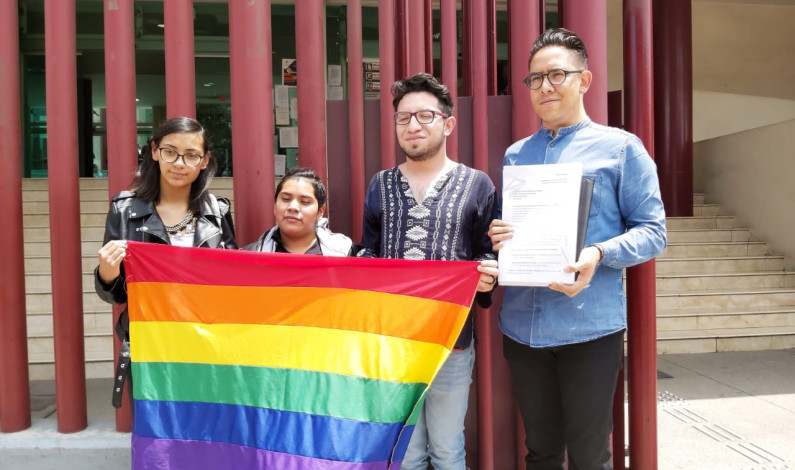 Demandan al gobernador cinco parejas homosexuales porque les negaron matrimonio