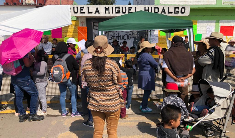 Exigen destituir directo de escuela primaria en Toluca