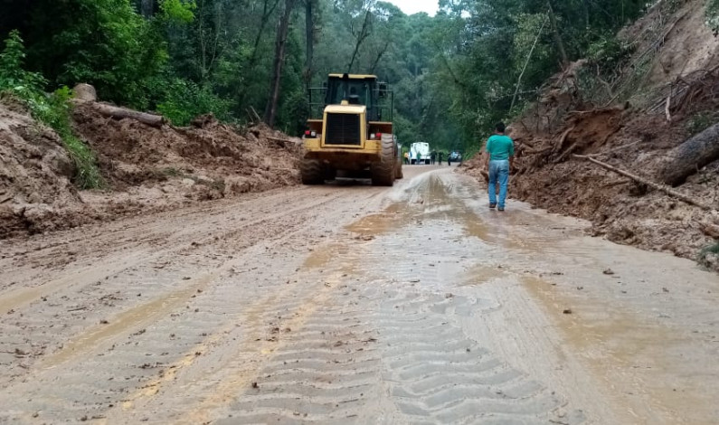 Liberan carretera federal 134 afectada por deslave