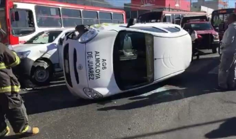 Taxi impacta camioneta municipal de Toluca y termina volcado
