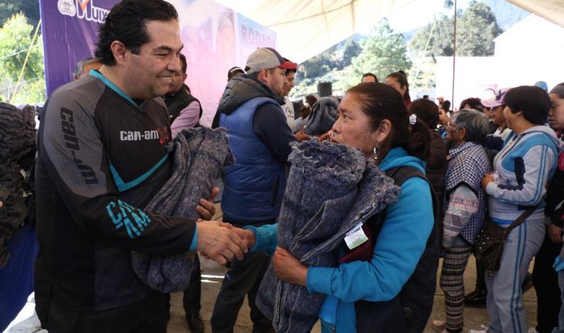 Protege Huixquilucan del frío a personas de escasos recursos