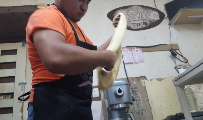 Cumple Eugenio Chávez una década de elaborar Roscas de Reyes