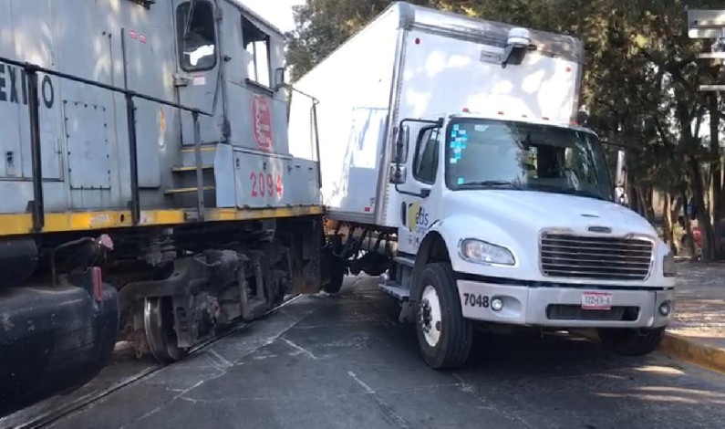 Arrolla el tren camión de carga en Toluca