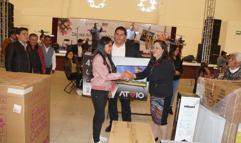 Celebra Almoloya de Juárez a sus adultos mayores, madres y niños por el Día del Amor