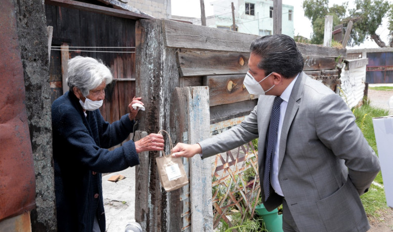 Entrega alcalde de Toluca apoyos a los más afectados por la pandemia