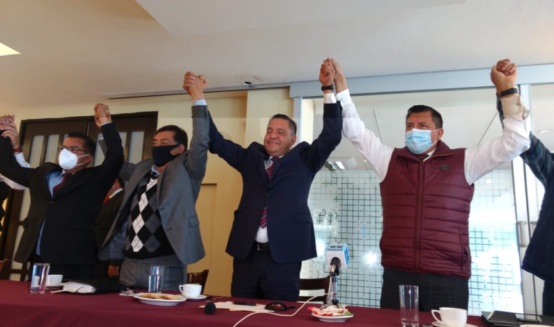 «Jala» Ricardo Moreno a alcalde de Xalatlaco que no tenía partido político