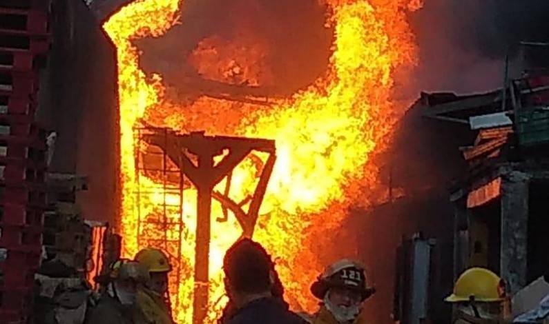 Evacuan 280 personas por incendio en fábrica de veladoras