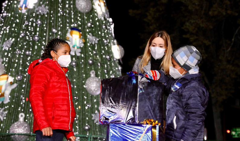 Encienden árbol navideño en honor de quienes luchan contra la pandemia