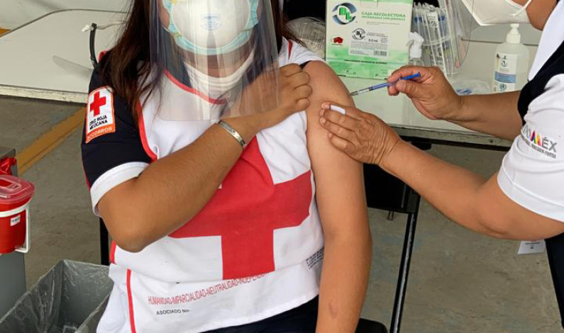 Reciben vacuna paramédicos de Cruz Roja