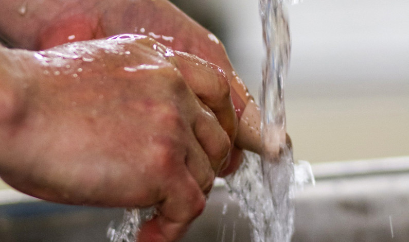 Lavarse constantemente las manos ayuda a mantenerse alejado de COVID-19